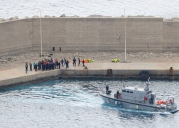 Israel desembarca en Grecia a 168 detenidos de la flotilla con ayuda a Gaza y retiene a dos para interrogarlos en su territorio | Internacional