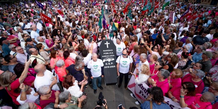 Concentración en Sevilla por los fallos en los cribados de cáncer de mama en Andalucía, en octubre.