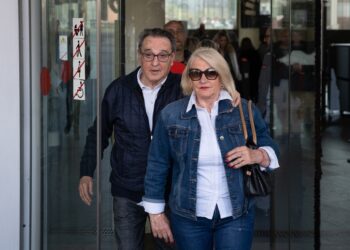 José María Enríquez Negreira junto a su esposa, saliendo de la Ciudad de la Justicia de L'Hospitalet, en una fotografía de archivo.