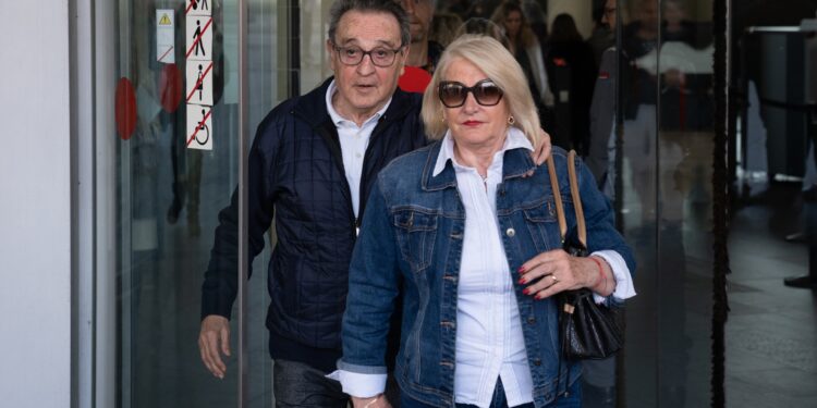 José María Enríquez Negreira junto a su esposa, saliendo de la Ciudad de la Justicia de L'Hospitalet, en una fotografía de archivo.