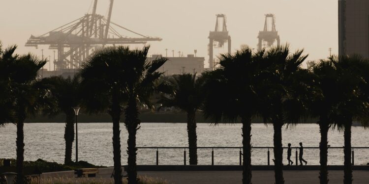 Las exportaciones al Golfo sin pasar por Ormuz encallan entre puertos saturados y camiones en el desierto