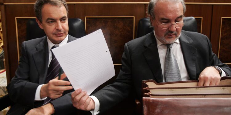José Luis Rodríguez Zapatero y Pedro Solbes, en el Congreso de los Diputados, en 2008.