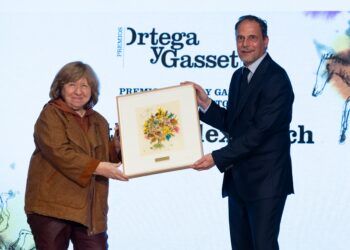 jan Martínez Ahrens, director de El País, entrega el premio a  Svetlana Alexiévich.