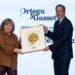 jan Martínez Ahrens, director de El País, entrega el premio a  Svetlana Alexiévich.