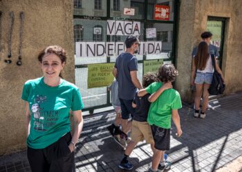 Empar Penadés, maestra del colegio público Cervantes, en Valencia, en la puerta del centro, este viernes.