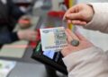 Los rusos retiran dinero en efectivo de forma masiva ante los bloqueos de internet y los controles a las transferencias | Carta del corresponsal