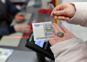 Los rusos retiran dinero en efectivo de forma masiva ante los bloqueos de internet y los controles a las transferencias | Carta del corresponsal