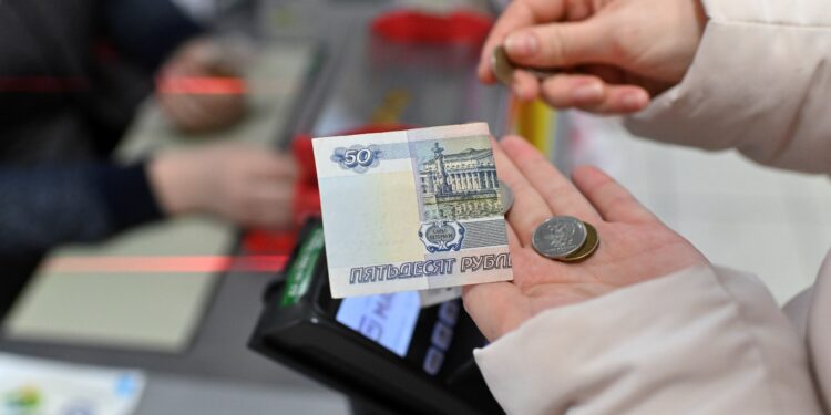 Los rusos retiran dinero en efectivo de forma masiva ante los bloqueos de internet y los controles a las transferencias | Carta del corresponsal