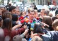 Llegada del candidato del PP andaluz, Juanma Moreno, a la sede del PP en Génova, este lunes.