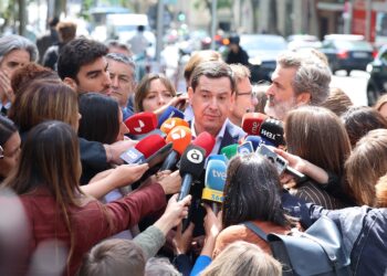 Llegada del candidato del PP andaluz, Juanma Moreno, a la sede del PP en Génova, este lunes.
