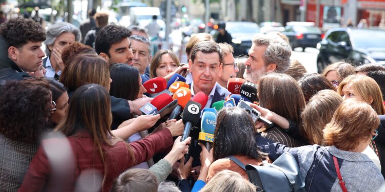 Llegada del candidato del PP andaluz, Juanma Moreno, a la sede del PP en Génova, este lunes.