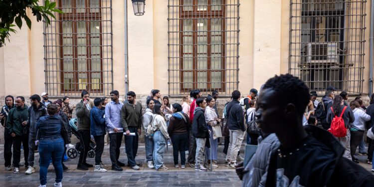 Colas de inmigrantes del pasado 20 de abril en el Ayuntamiento de Valencia para tramitar su regularización.
