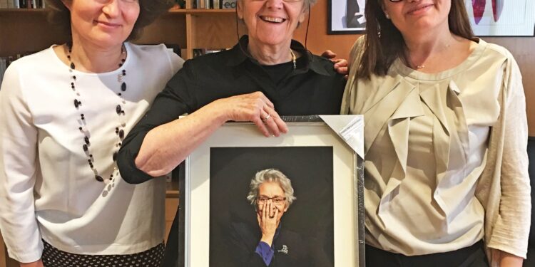 Soledad Gallego-Díaz, junto a sus secretarias Alicia Seruga (a la izquierda) y Cristina Pérez, sostenía en junio de 2019 en su despacho de directora de EL PAÍS una fotografía suya tomada por Caterina Barjau.