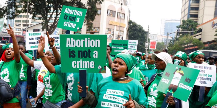 Una sentencia desata el miedo en Kenia de retroceder en el derecho al aborto: “Necesitamos que los hombres dejen de hablar en nuestro nombre”