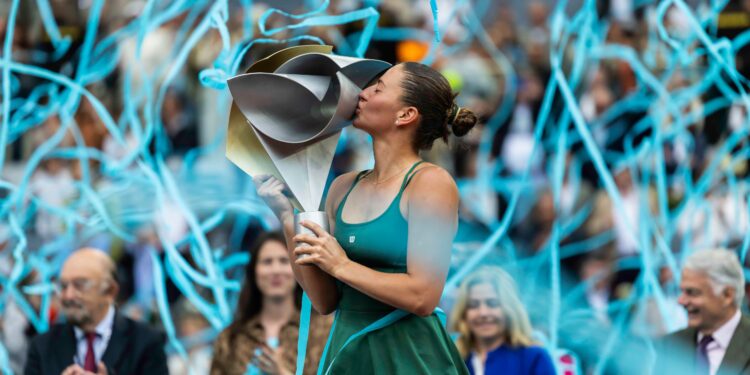 Y de repente, emerge Marta Kostyuk: la ucrania tumba a la rusa Andreeva y alza en Madrid su primer WTA 1000