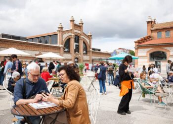 Ambiente este domingo en la plaza de Matadero Madrid, durante la última de las tres jornadas del Festival de EL PAÍS por su 50 aniversario