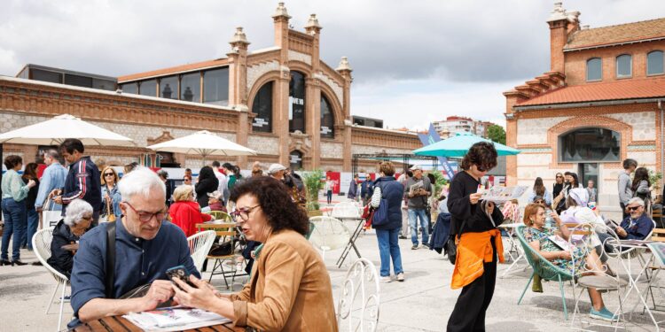 Ambiente este domingo en la plaza de Matadero Madrid, durante la última de las tres jornadas del Festival de EL PAÍS por su 50 aniversario