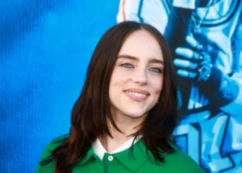 ¡Pelo Carmesí! Billie Eilish Renueva Su Estilo.