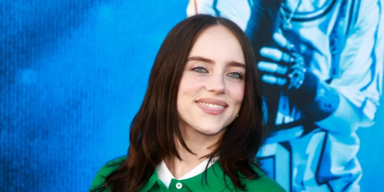 ¡Pelo Carmesí! Billie Eilish Renueva Su Estilo.