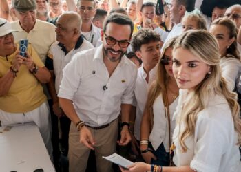Abelardo de la Espriella emite su voto, el 31 de mayo.