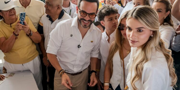 Abelardo de la Espriella emite su voto, el 31 de mayo.