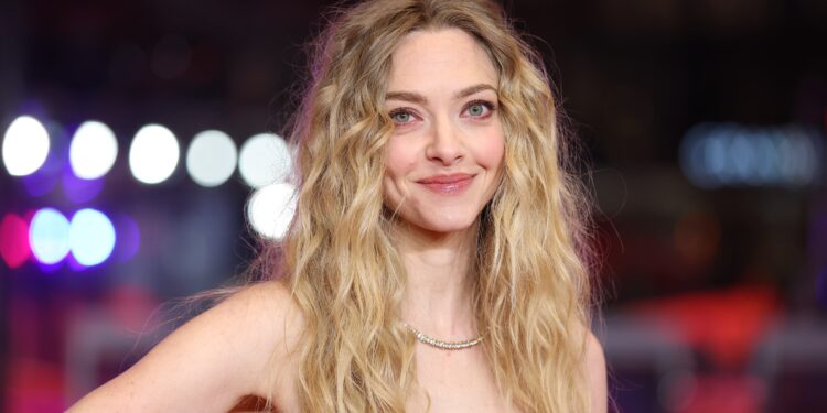Amanda Seyfried tuvo que contratar un guardaespaldas por las amenazas recibidas tras llamar “odioso” a Charlie Kirk | Gente