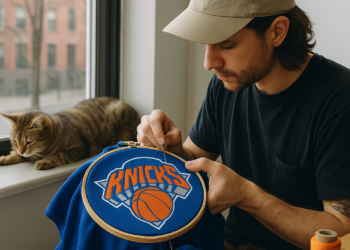 Artista neoyorquino bordando mercadería de los Knicks.