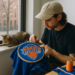 Artista neoyorquino bordando mercadería de los Knicks.
