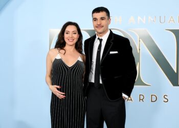 Aubrey Plaza luce embarazada de su novio cuatro meses tras de la muerte de su marido: el juicio social sigue siendo implacable