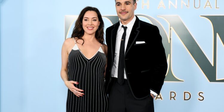 Aubrey Plaza luce embarazada de su novio cuatro meses tras de la muerte de su marido: el juicio social sigue siendo implacable