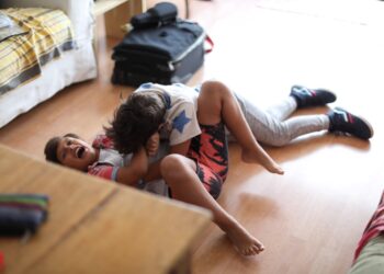 Claves para que haya menos peleas entre hermanos durante las vacaciones