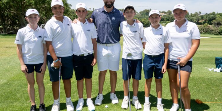 Jon Rahm, este martes junto a niños y niñas de la Fundación Valderrama, en una imagen ofrecida por LIV Golf.