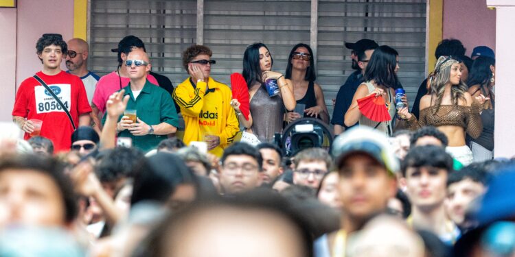 Un grupo de elegidos disfrutan del concierto de Bad Bunny en el Estado Metropolitano de Madrid en la Casita, el pasado martes.