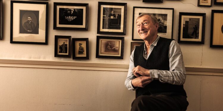 Julian Barnes retratado en su casa en el norte de Londres, en enero de 2026.