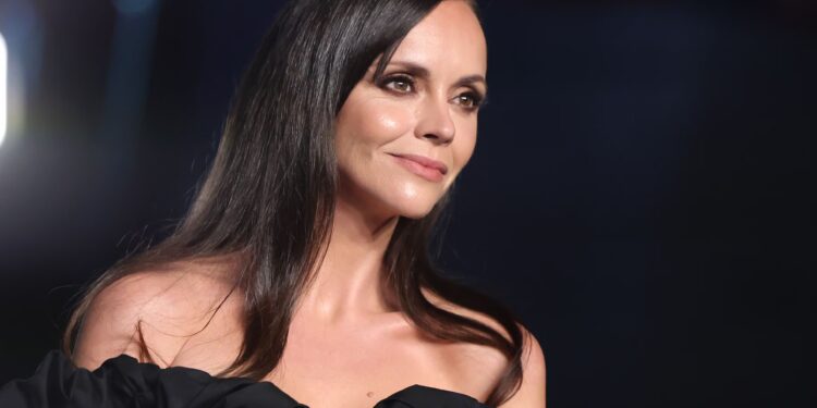 Nuevas tensiones entre Christina Ricci y su exmarido, quien ha solicitado la custodia de su hijo y una prueba de alcoholemia para la actriz