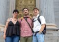 El presidente de No es terapia, Saúl Castro (en el medio), con dos víctimas de falsas terapias de conversión para personas LGTBIQ+, Laura y Xavi Martínez Cal, a las puertas del Congreso el día que se penalizaron estas prácticas.