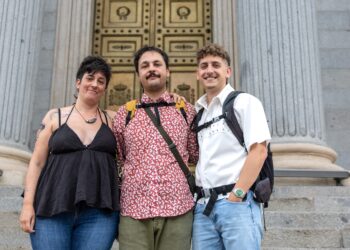 El presidente de No es terapia, Saúl Castro (en el medio), con dos víctimas de falsas terapias de conversión para personas LGTBIQ+, Laura y Xavi Martínez Cal, a las puertas del Congreso el día que se penalizaron estas prácticas.