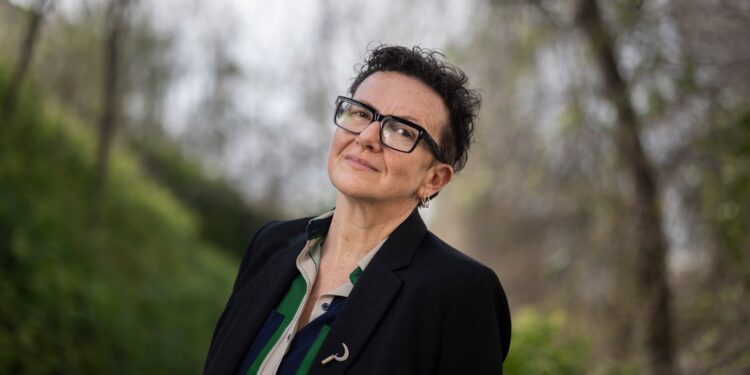 Brigitte Vasallo, ensayista: “Limpiar no es denigrante. El problema es el desprecio que recibes por ser limpiadora”