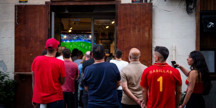 Ambiente en el barrio de La Latina, de Madrid, durante las semifinales del Mundial 2026 entre España y Francia.