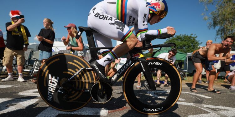 Evenepoel derrota a Pogacar en la contrarreloj del Tour de Francia