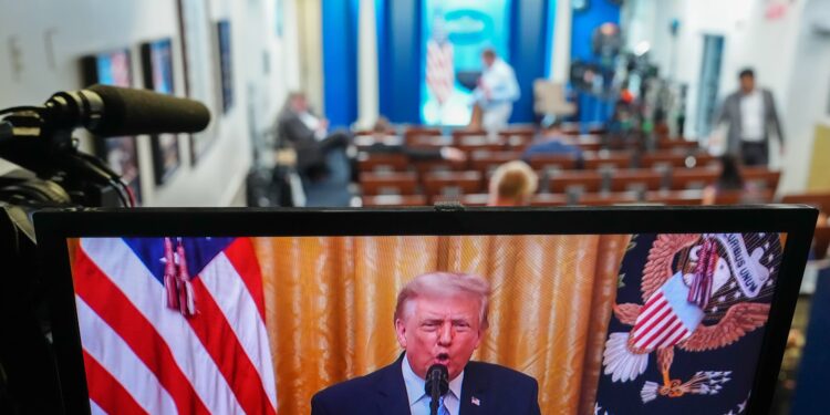 Las cadenas que se negaron a emitir el discurso de Trump se enfrentan a las represalias del Gobierno | Internacional