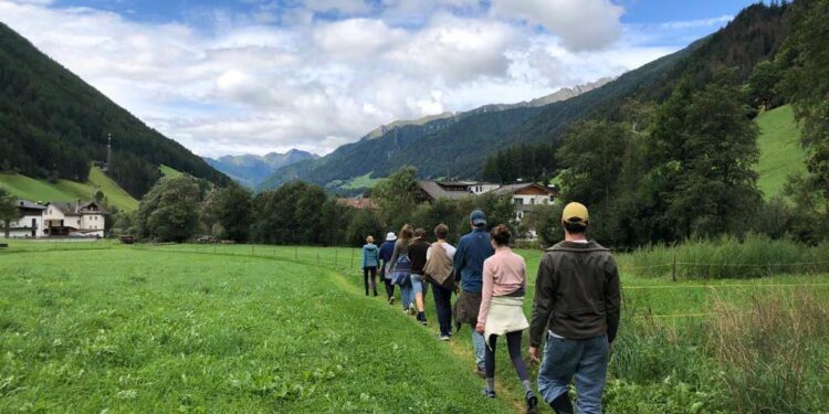 Mi jefe se va a un retiro espiritual: “La gente paga por el silencio”